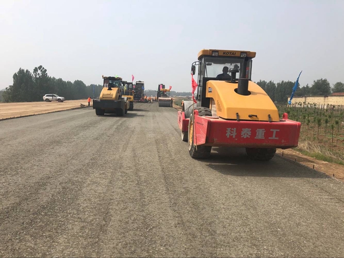 主線水穩施工現場.jpg 主線水穩施工現場.jpg